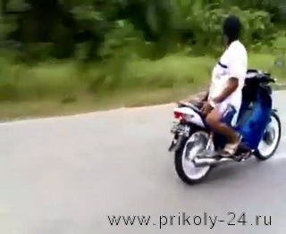 Паренёк отжигает на мотоцикле