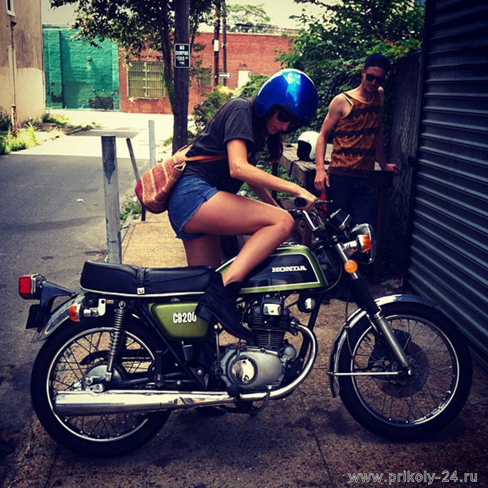Девушки и мотоциклы (22 фото)
