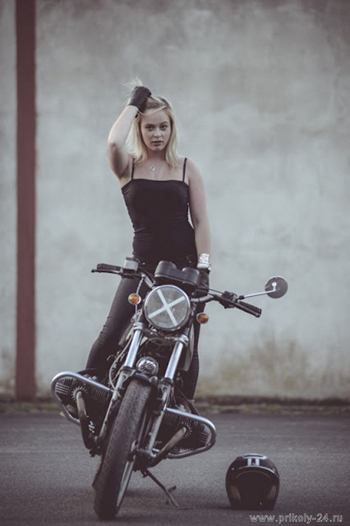 Девушки и мотоциклы (22 фото)