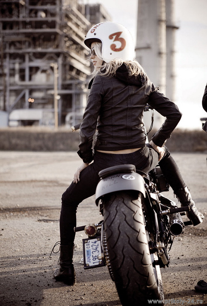 девушка на мотоцикле сзади
